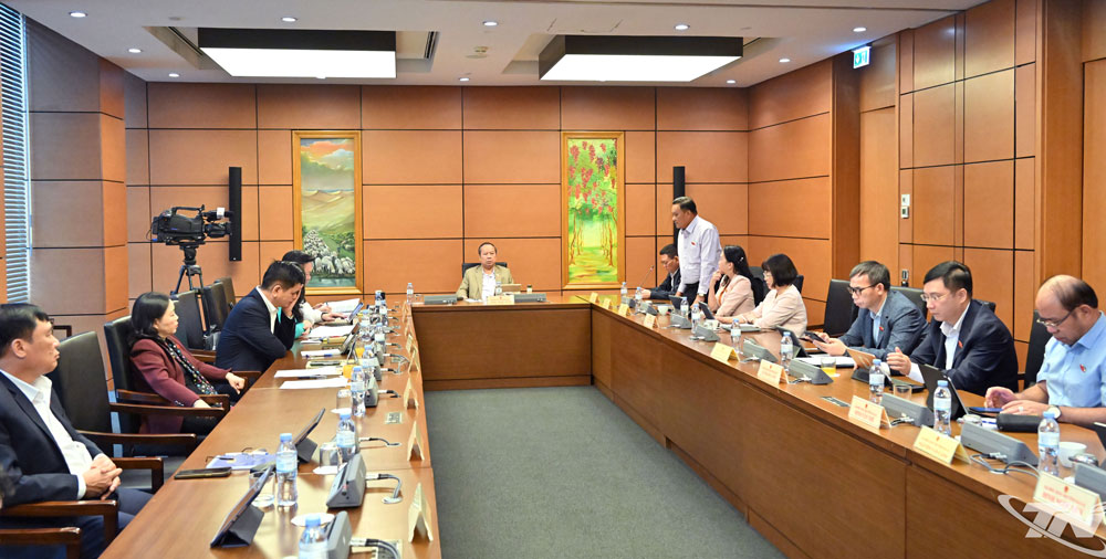 Toàn cảnh phiên họp thảo luận tại tổ số 5.