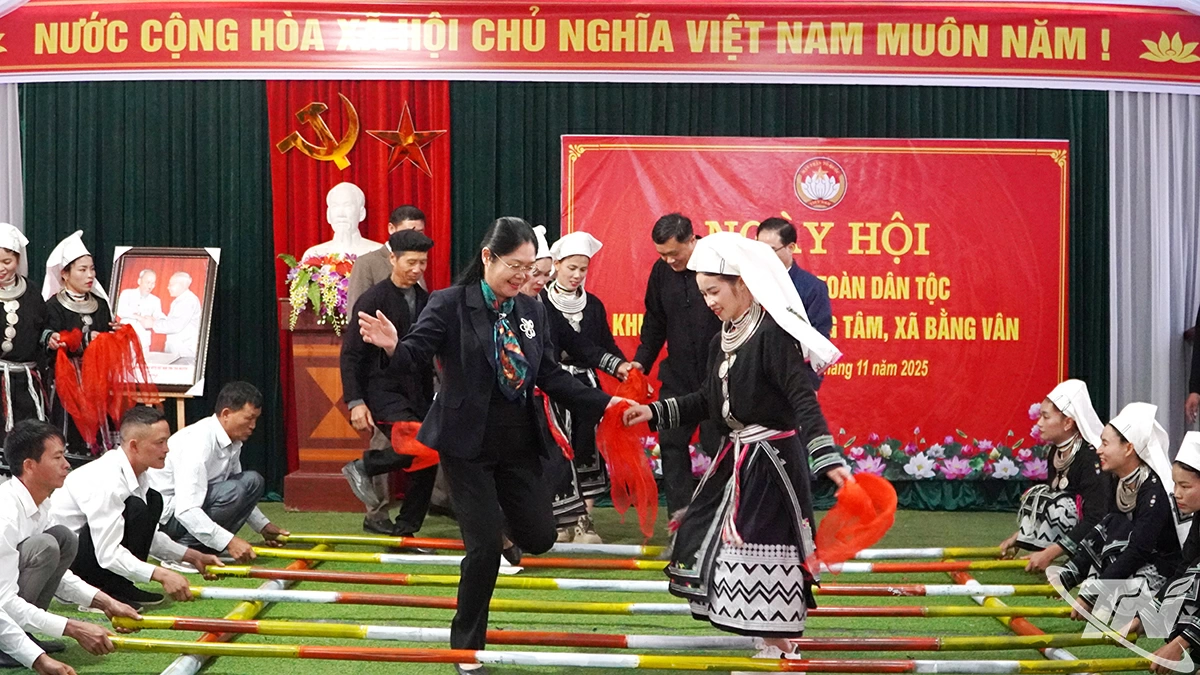 Đồng chí Hoàng Thu Trang vui ngày Hội Đại đoàn kết cùng nhân dân thôn Đồng Tâm, xã Bằng Vân.