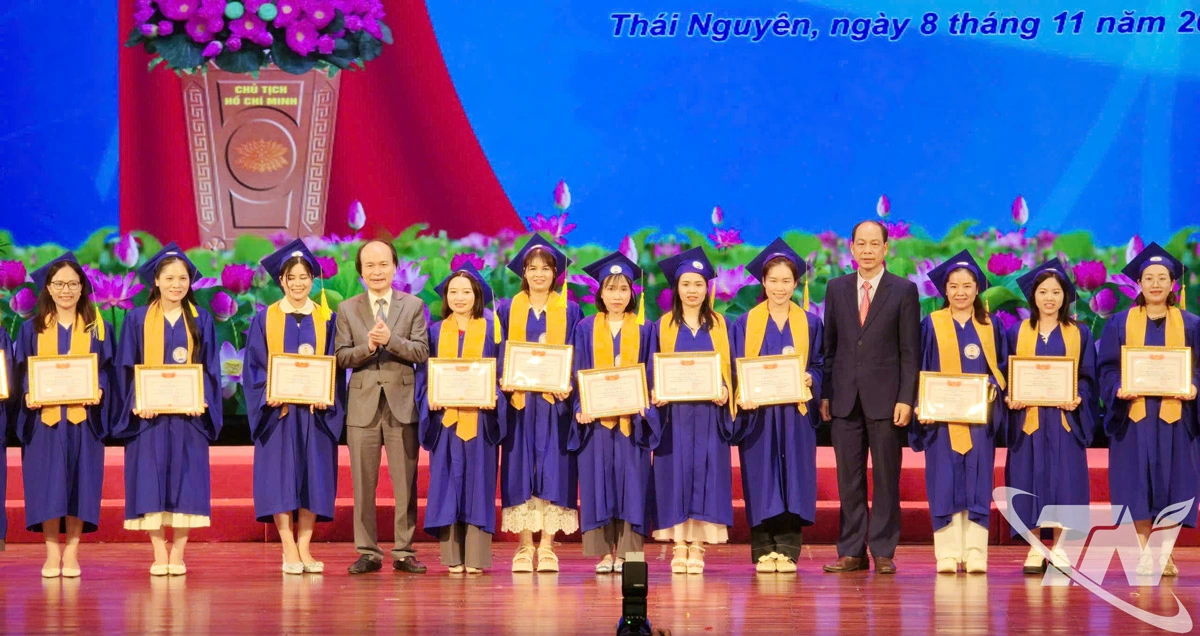 Tặng giấy khen cho các sinh viên xuất sắc.