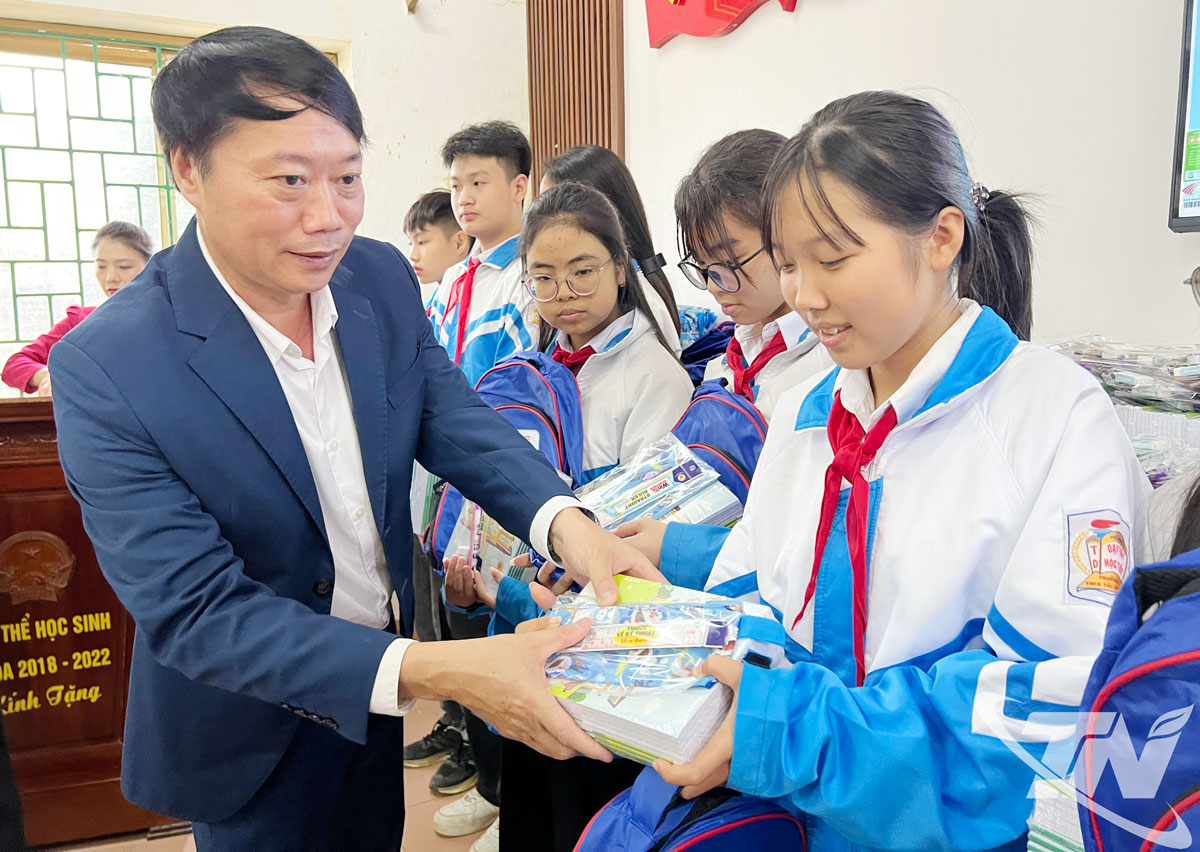 Ông Lê Trọng Đảm, Phó Tổng Biên tập Báo Nông nghiệp và Môi trường tặng quà các em học sinh Trường THCS Túc Duyên (phường Phan Đình Phùng, tỉnh Thái Nguyên).