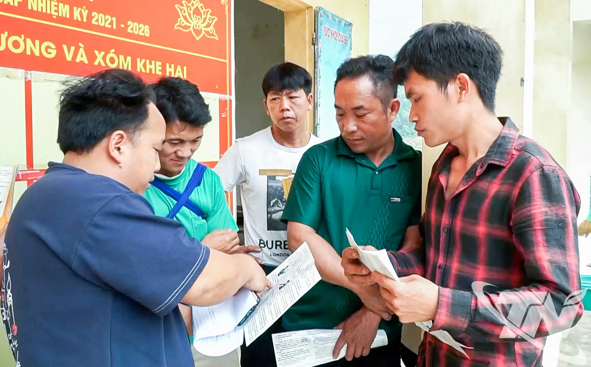 Người dân xóm Khe Hai, xã Văn Lăng quan tâm đến những nội dung pháp lý do cán bộ Trung tâm trợ giúp pháp lý Nhà nước tỉnh Thái Nguyên phổ biến. 