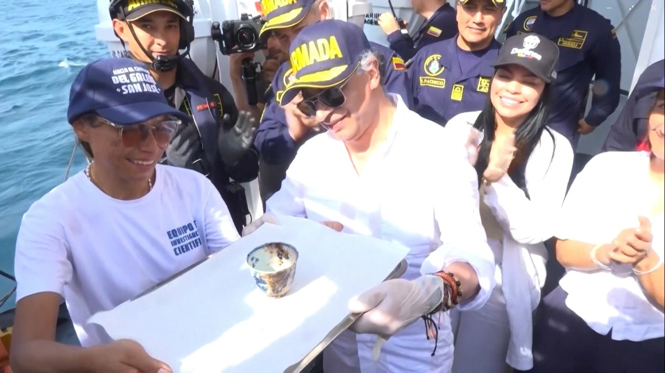 Chiếc cốc sứ và nhiều đồng xu cổ được trục vớt lên từ xác tàu San Jose.