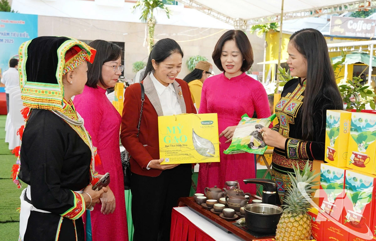 Các đại biểu tham quan gian trưng bày sản phẩm.