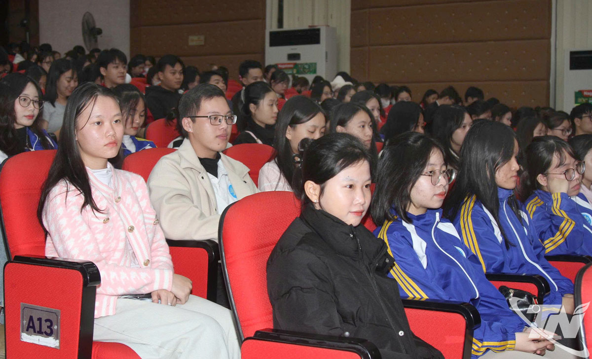 Hoạt động tuyên truyền thu hút hàng nghìn sinh viên của Đại học Thái Nguyên tham dự.