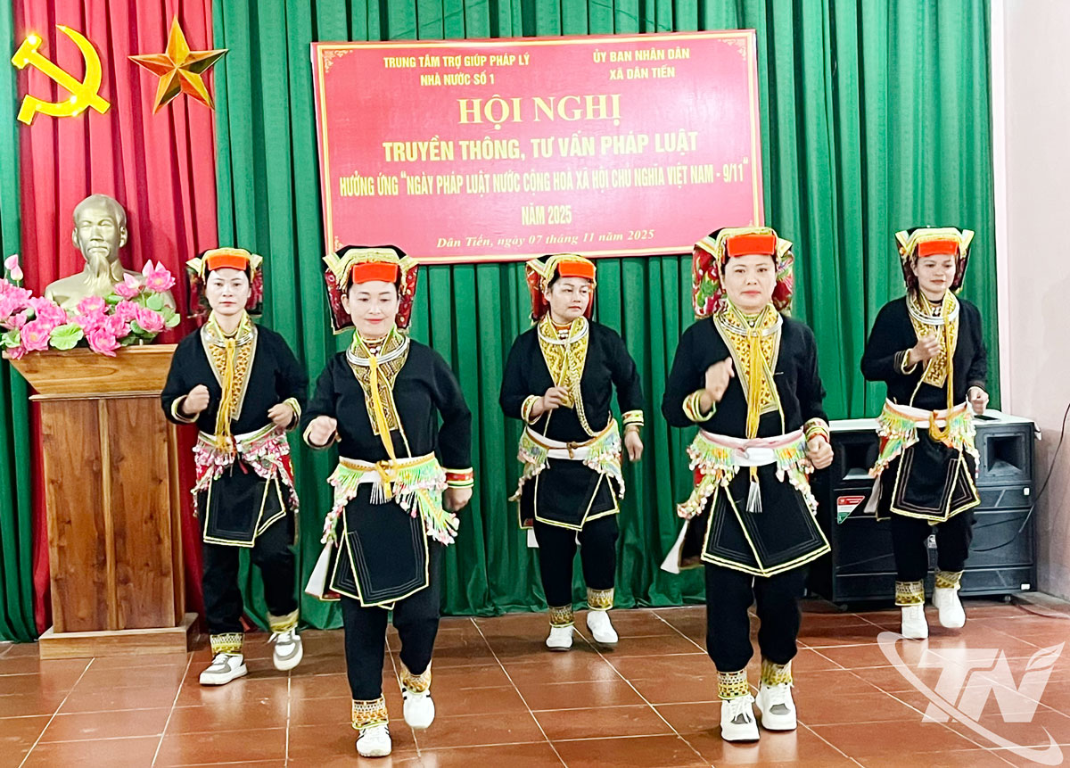 Tiếp mục văn nghệ của bà con xóm Na Bả chào mừng Hội nghị.