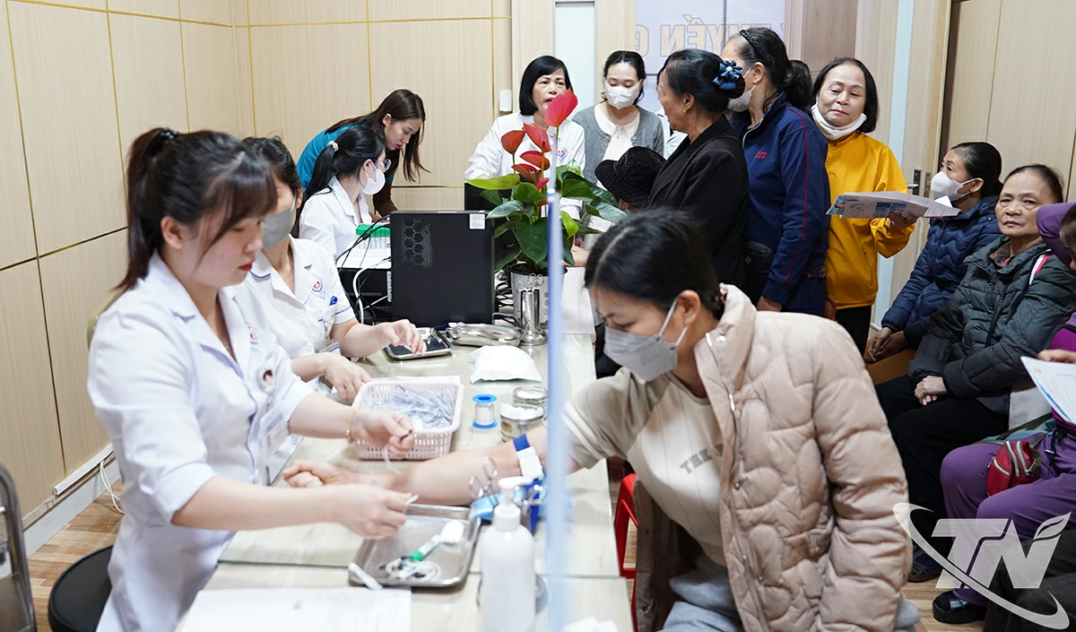 Lấy máu xét nghiệm hormone kích thích tuyến giáp (TSH) cho bệnh nhân