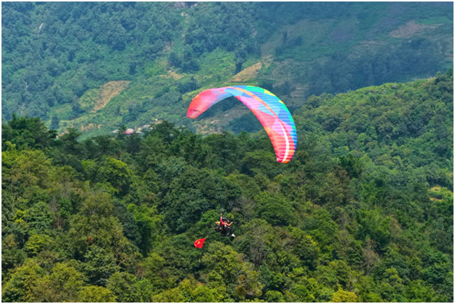 Tung bay giữa thung lũng Mường Hoa - điểm bay đẹp nhất Việt Nam (Nguồn: Fly Sapa Paragliding).