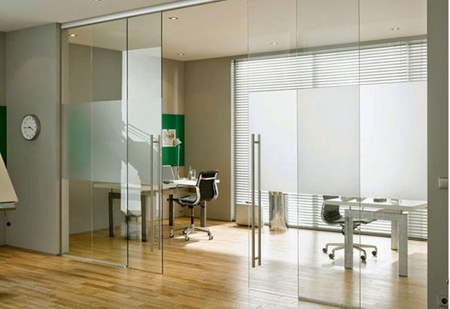 Mẫu cửa kính cường lực lùa 2 cánh với độ dày 10mm.