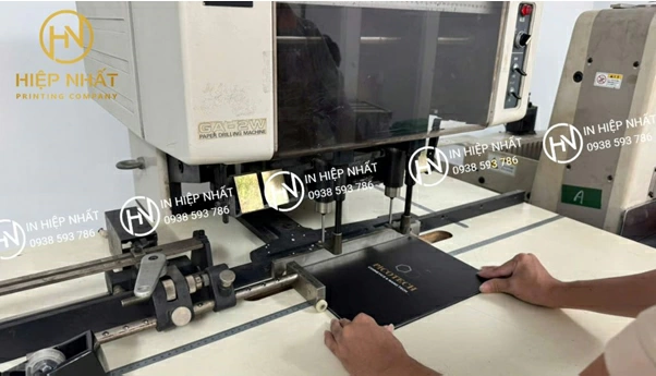 Quy trình đục lỗ chính xác cho ấn phẩm in tại In Hiệp Nhất.