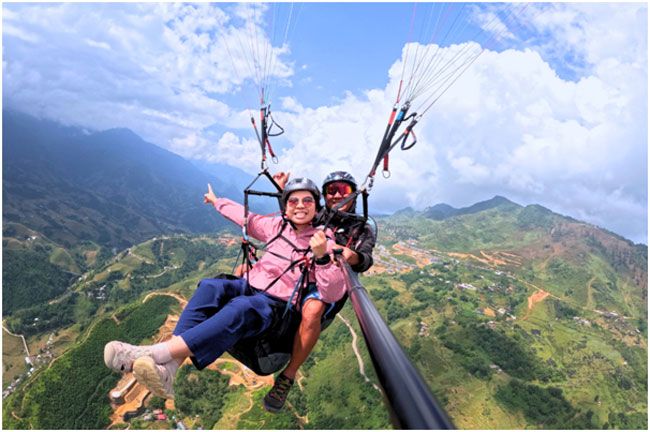 Du khách bay dù lượn ngắm toàn cảnh thung lũng Mường Hoa từ độ cao hơn 1.750m (Nguồn: Fly Sapa Paragliding).