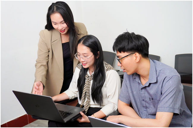 Giáo viên luôn theo sát và đồng hành cùng học viên.