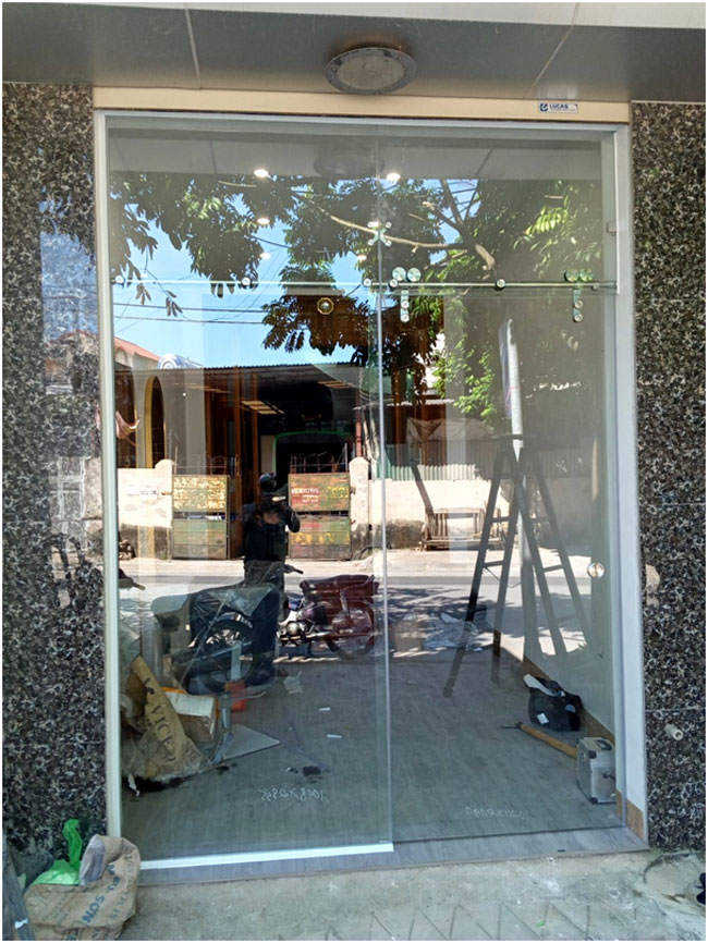 Mẫu cửa kính cường lực lùa 1 cánh do Việt Phong thi công.