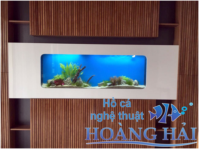 Trước khi thi công hồ cá treo tường, cần đánh giá cấu trúc và khả năng chịu lực của tường.