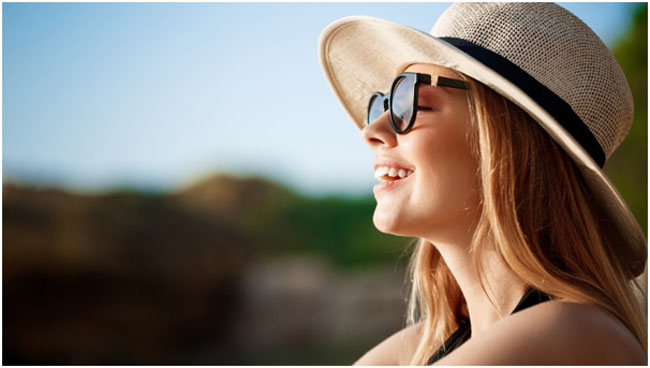 Mũ rộng vành và kính râm giúp tăng hiệu quả chống nắng.