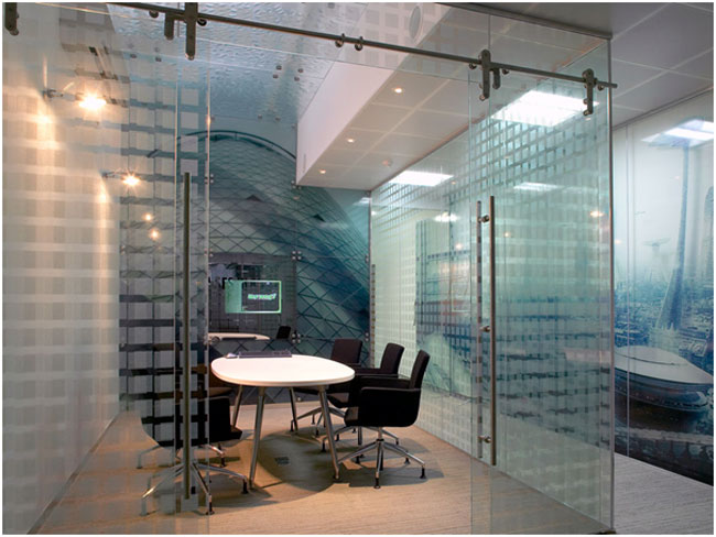 Cửa kính cường lực lùa ray inox 2 cánh.