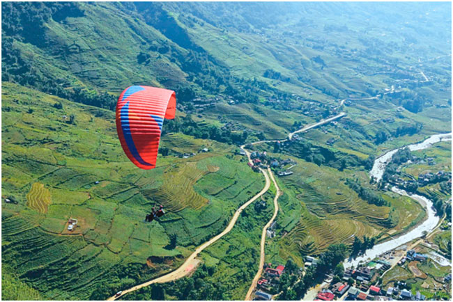 Thung lũng Mường Hoa được ngắm nhìn từ trên cao cùng cánh dù lượn (Nguồn: Fly Sapa Paragliding).