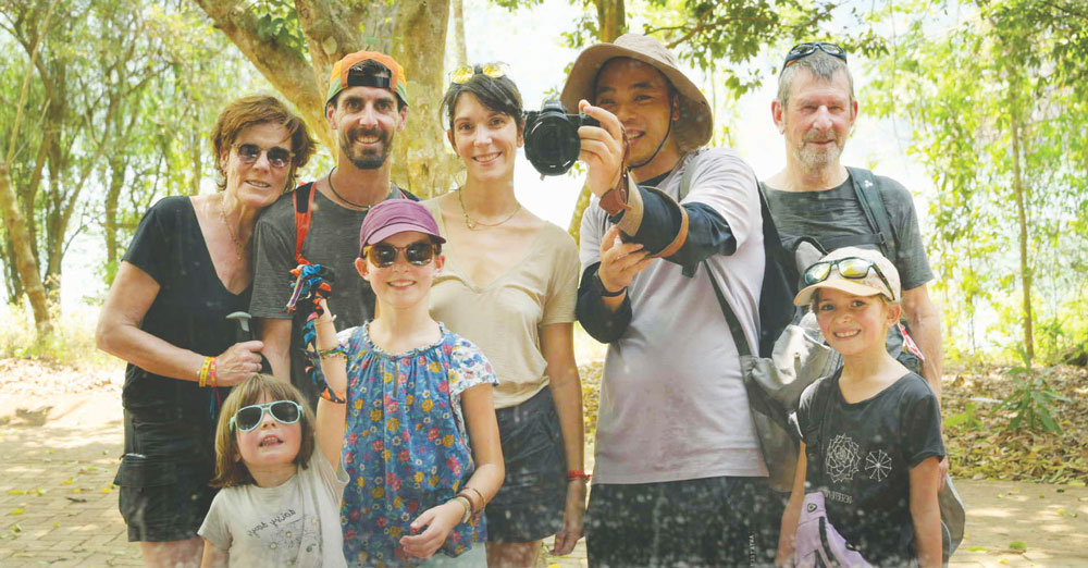 Anh Phùng Văn Hoàng cầm máy ảnh ghi lại khoảnh khắc cùng du khách.