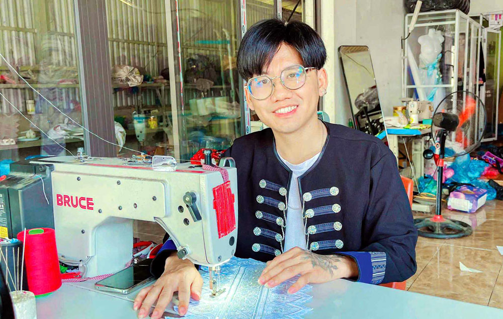 Hoàng Văn Thề tỉ mỉ bên bàn may, nơi những đường kim mũi chỉ hóa thành nét đẹp văn hóa