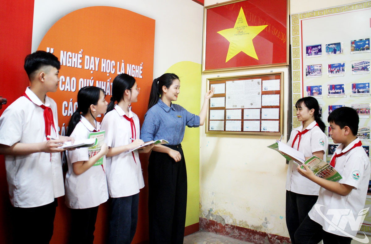 Giờ học về chủ đề Bảo vệ chủ quyền biển đảo Tổ quốc của học sinh Trường THCS Trưng Vương (phường Phan Đình Phùng) tại Phòng truyền thống, dưới lá cờ Tổ quốc được gửi về từ đảo Sinh Tồn. Ảnh: T.L