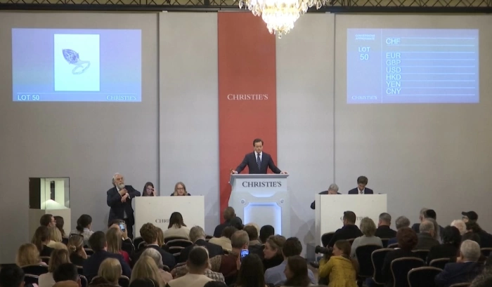 Viên kim cương 'The Mellon Blue' được bán với giá 25 triệu USD