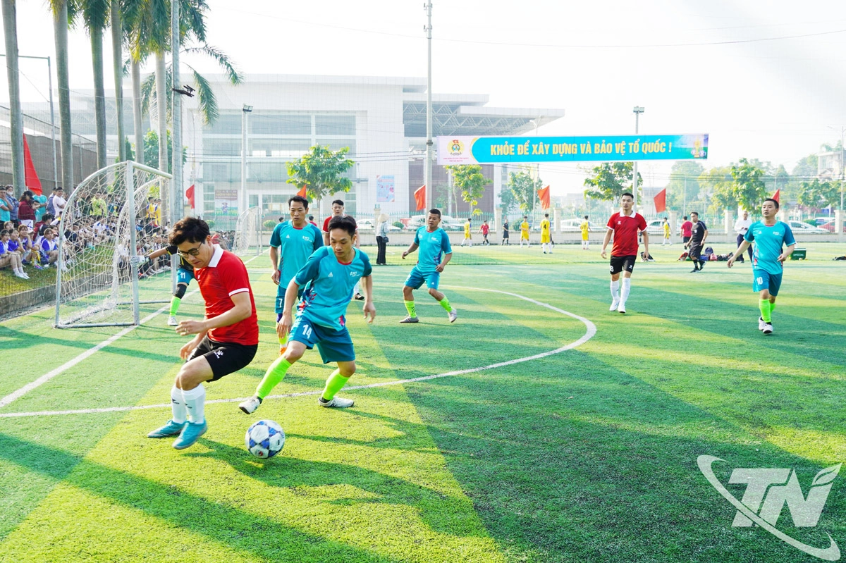Công nhân tại các khu công nghiệp trên địa bàn tỉnh tham gia giải bóng đá.
