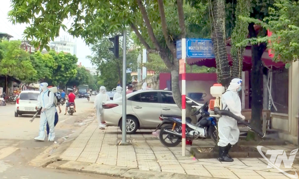 Phun khử khuẩn sau lũ tại phường Phan Đình Phùng