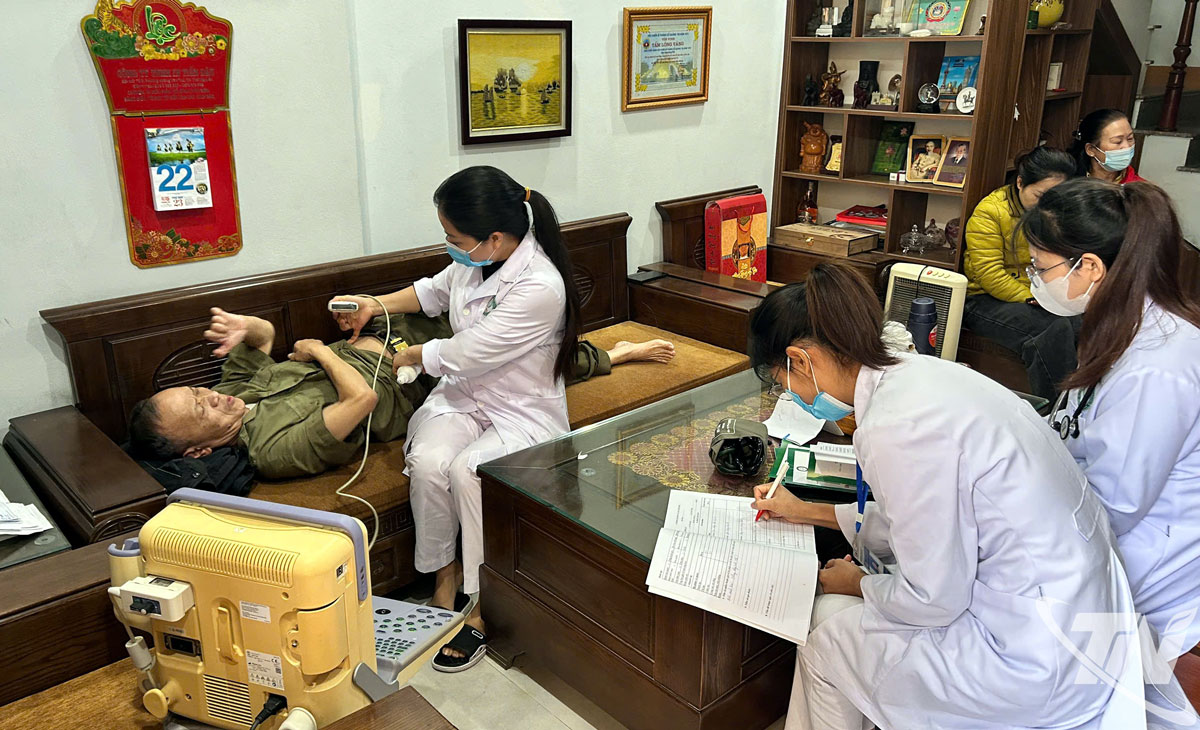 Các y, bác sĩ khám sức khỏe cho người dân tại nhà