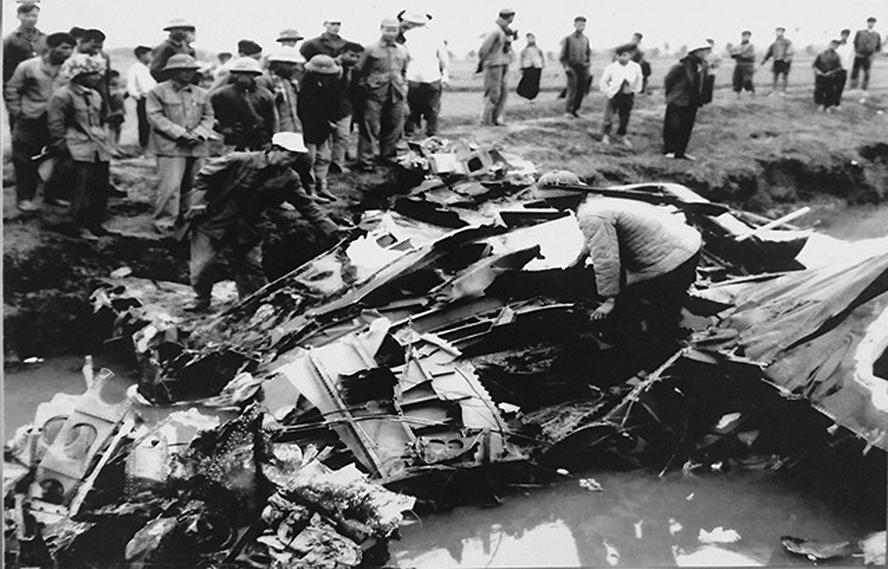 Chiếc máy bay B52 đầu tiên bị Tiểu đoàn 59, Trung đoàn tên lửa 261 bắn rơi trên cánh đồng Chuôm, xã Phù Lỗ, huyện Đông Anh (Hà Nội) vào 20h13 đêm 18-12-1972.