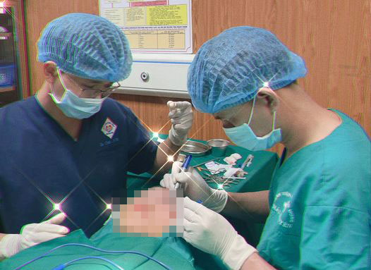 Bác sĩ Nguyễn Thanh Tùng, Trưởng Khoa Tạo hình thẩm mỹ (Bệnh viện Trung ương Thái Nguyên) và cộng sự phẫu thuật cắt mí cho khách hàng.