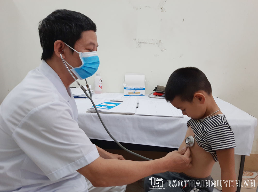 Cán bộ y tế tuyến xã ở Thái Nguyên sẽ được hưởng 100% phụ cấp ưu đãi nghề từ ngày 1-1-2023. Trong ảnh: Cán bộ Trạm Y tế xã Cổ Lũng (Phú Lương) khám bệnh cho trẻ em.