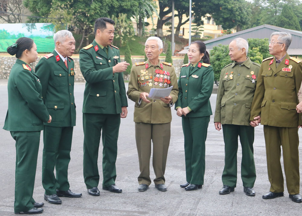 Cựu chiến binh Sư đoàn 324 kể chuyện truyền thống với cán bộ, chiến sĩ Bộ Chỉ huy Quân sự tỉnh Thái Nguyên.