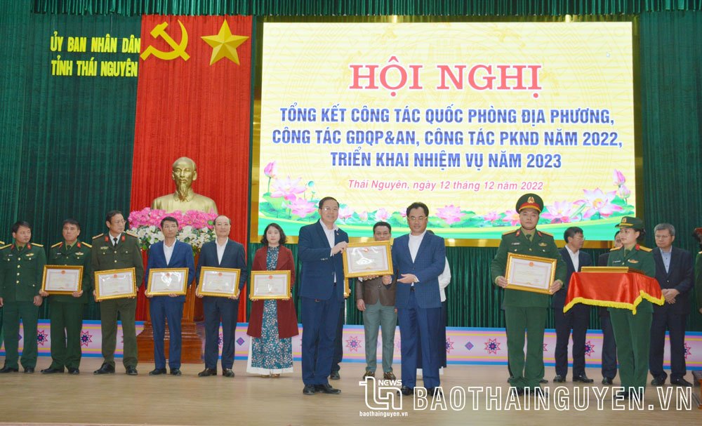 Đồng chí Chủ tịch UBND tỉnh Trịnh Việt Hùng trao Bằng khen cho các tập thể có thành tích xuất sắc trong phong trào thi đua gắn với thực hiện nhiệm vụ công tác quốc phòng, quân sự địa phương năm 2022.