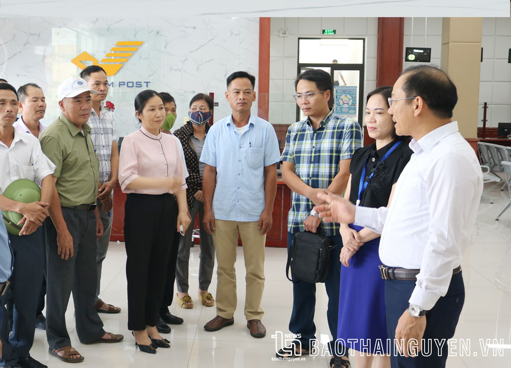 Ông Nguyễn Mạnh Hà (ngoài cùng bên phải), Chủ tịch Hội Nông dân tỉnh, chia sẻ kinh nghiệm phát hiện, bồi dưỡng đối tượng Đảng trong công tác Hội.