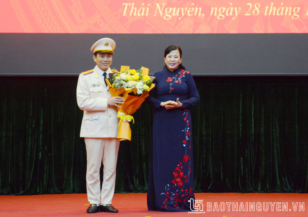 Đồng chí Bí thư Tỉnh uỷ chúc mừng Đại tá Nguyễn Ngọc Thắng.
