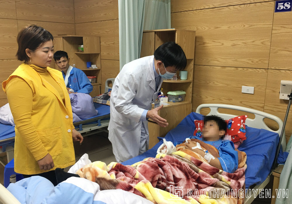 Tiến sĩ, bác sĩ Hoàng Văn Dung, Trưởng Khoa Chấn thương - Chỉnh hình (Bệnh viện Trung ương Thái Nguyên) tái khám cho bệnh nhân bị tai nạn pháo nổ sau phẫu thuật.