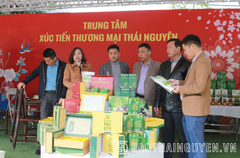 Các sản phẩm thế mạnh của huyện Phú Lương được trưng bày tại gian hàng.