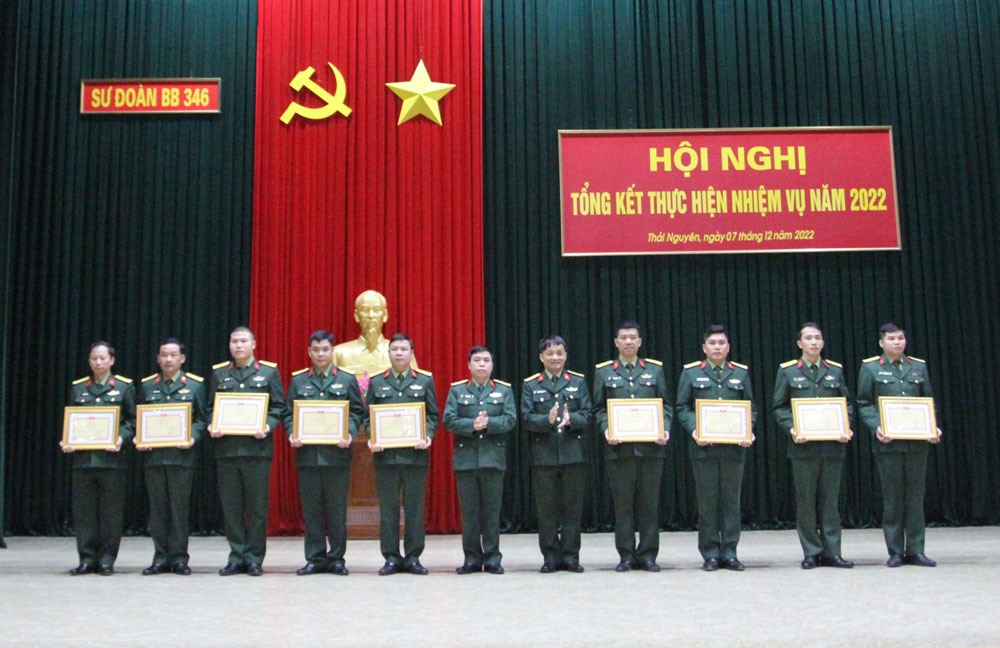 Lãnh đạo Sư đoàn 346 khen thưởng các tập thể hoàn thành xuất sắc nhiệm vụ năm 2022.