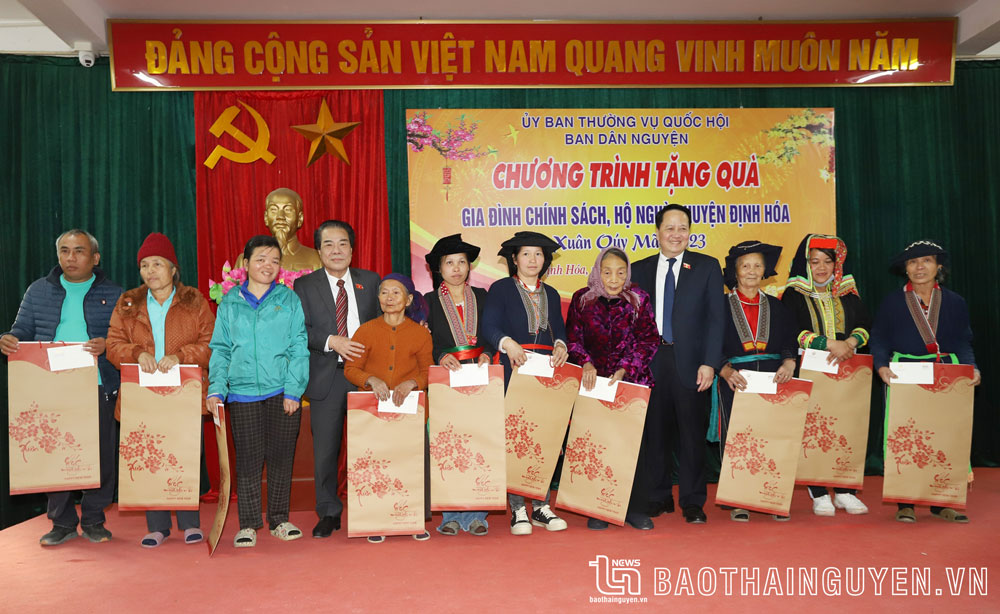 Nhân dịp này, Đoàn công tác trao tặng 50 suất quà trị giá 1 triệu đồng/suất cho các gia đình chính sách và hộ nghèo của huyện Định Hóa.