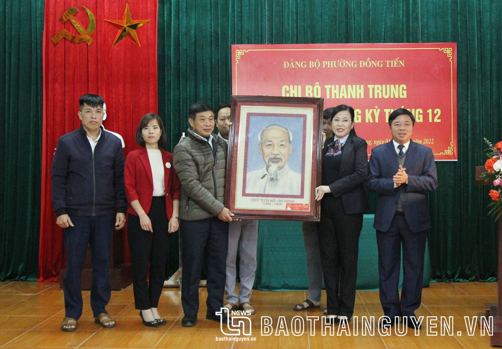 Đồng chí Bí thư Tỉnh ủy tặng bức chân dung Chủ tịch Hồ Chí Minh cho Chi bộ Thanh Trung.