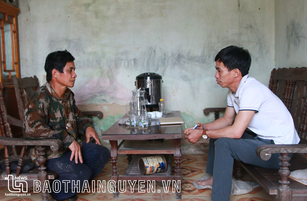 Ông Luân Văn Vân (bên trái), ở xóm Làng Hoèn, xã Phúc Chu, cho biết mức đóng BHYT cao khiến gia đình ông khó tiếp cận.