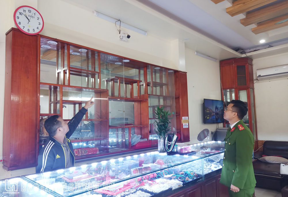 Công an thị trấn Hương sơn kiểm tra hệ thống camera an ninh tại cửa hàng kinh danh vàng, bạc Tiến Duy.