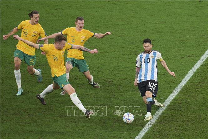 Cầu thủ Argentina Lionel Messi (phải) khống chế bóng khéo léo trước các cầu thủ đội tuyển Australia. Ảnh: THX/TTXVN