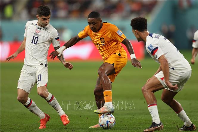 Tiền đạo Steven Bergwijn (giữa) của Hà Lan nỗ lực kiểm soát bóng trước các cầu thủ Mỹ. Ảnh: AFP/TTXVN