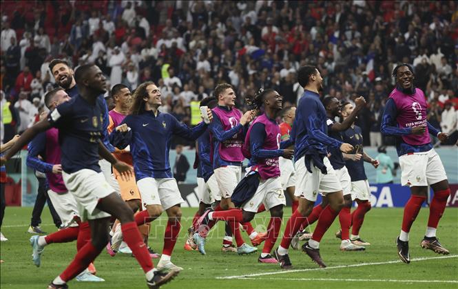 Niềm vui chiến thắng của các tuyển thủ Pháp khi họ chỉ còn cách Cúp vàng một trận đấu cuối cùng. Ảnh: THX/TTXVN