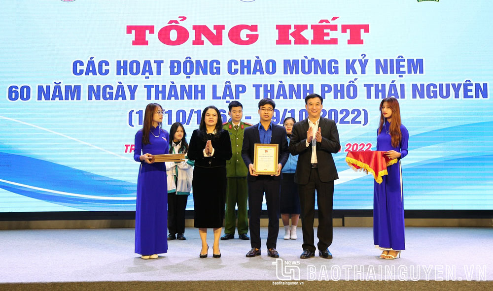 Trao giải cho các cá nhân, tập thể có thành tích xuất sắc tham gia các cuộc thi chào mừng 60 năm Ngày thành lập TP. Thái Nguyên.