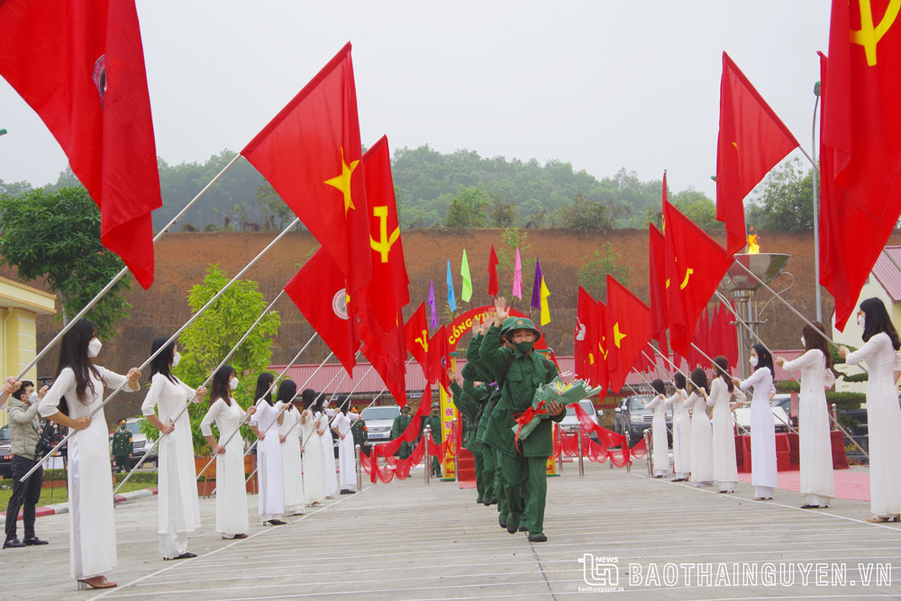 Thanh niên huyện Định Hóa lên đường nhập ngũ năm 2022.