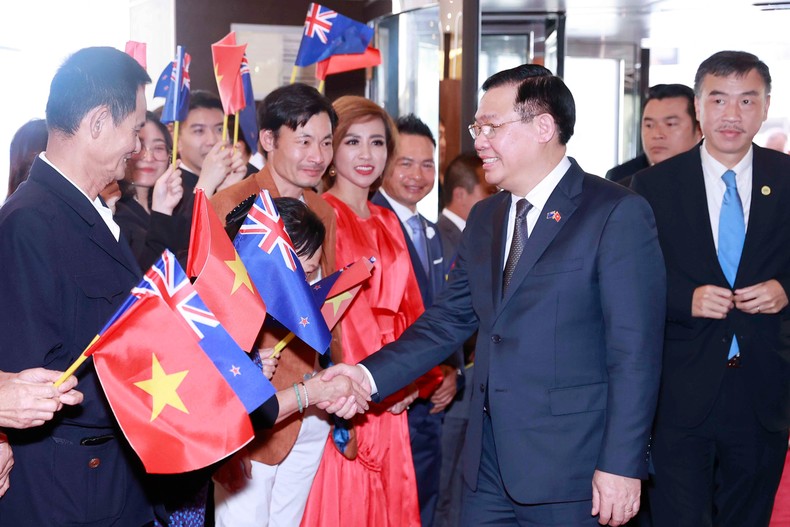 Chủ tịch Quốc hội Vương Đình Huệ gặp đại diện cộng đồng người Việt Nam tại New Zealand. Ảnh: quochoi.vn