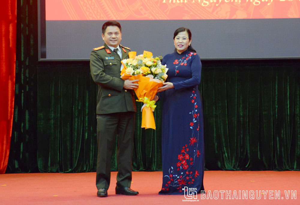 Đồng chí Bí thư Tỉnh uỷ chúc mừng Thượng tá Phan Văn Bé, Phó Giám đốc Công an tỉnh Thái Nguyên, được điều động giữ chức Phó Chánh thanh tra Bộ Công an.