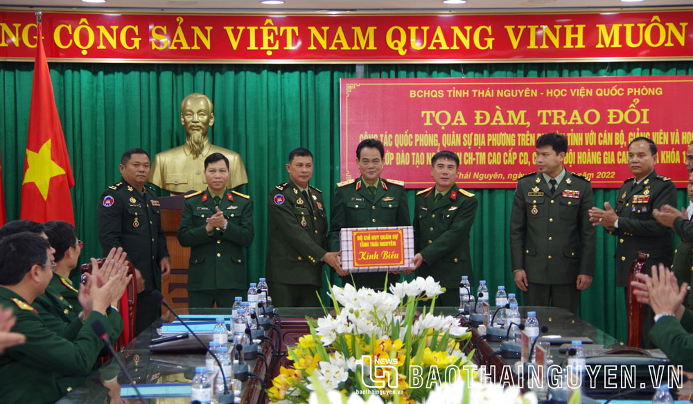 Bộ CHQS tỉnh tặng quà Đoàn học viên cao cấp Quân đội Hoàng gia Campuchia.