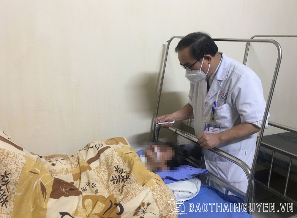 Bệnh nhân bị tai nạn pháo nổ dẫn đến bỏng mắt đang điều trị tại Khoa Mắt, Bệnh viện Trung ương Thái Nguyên.